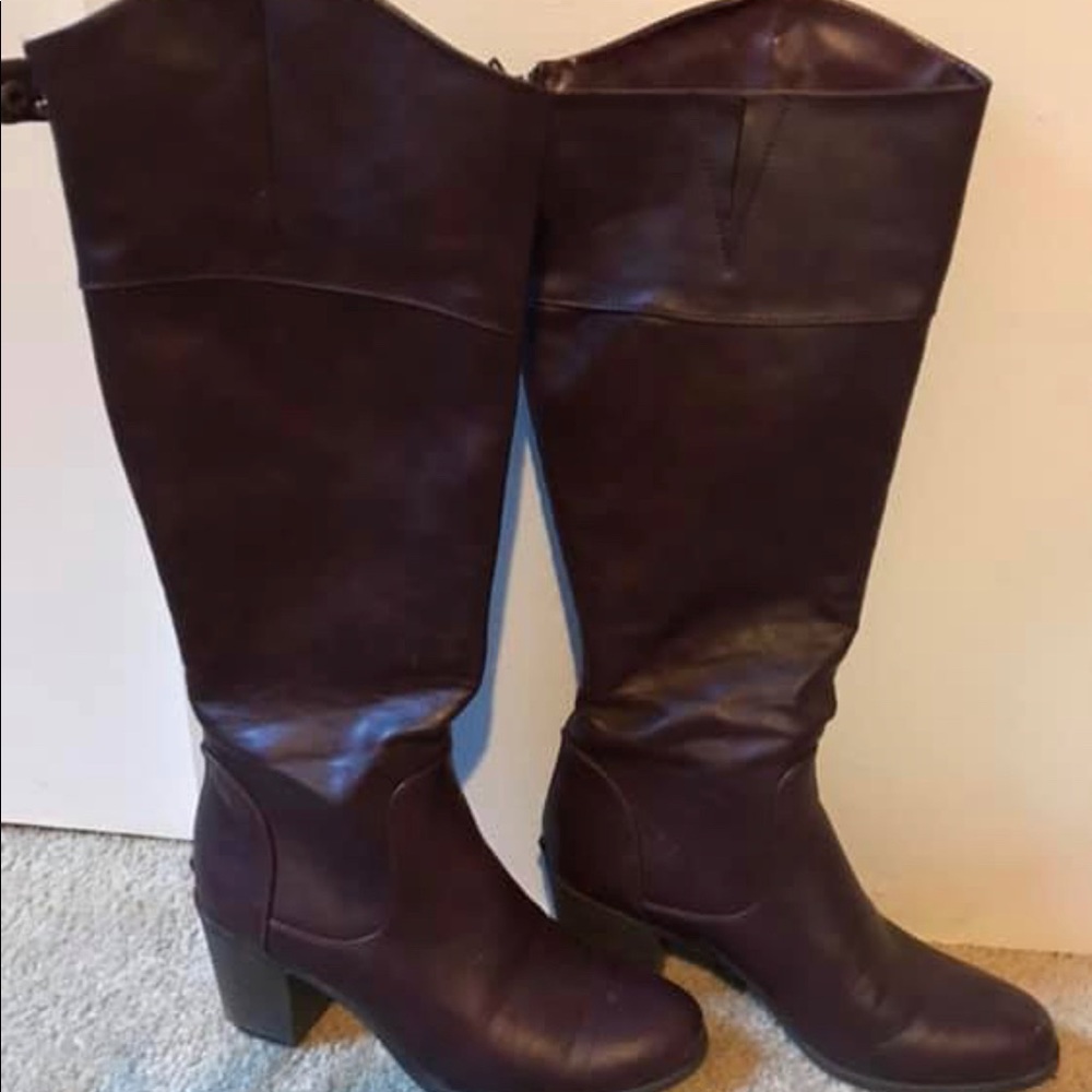 Zipper up heeled boot size 8